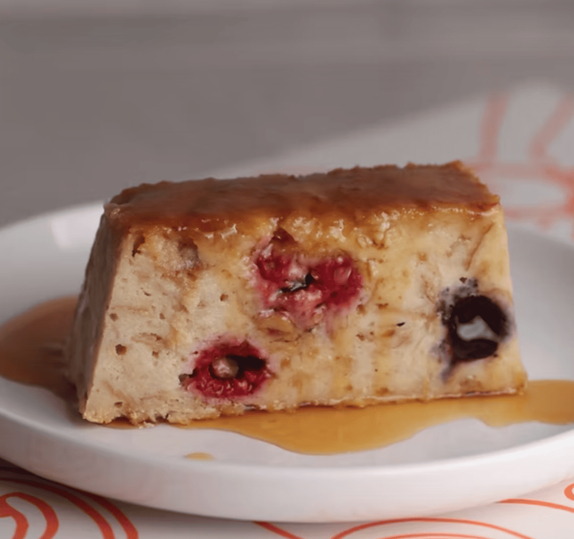 Budín casero con frutos rojos y balance entre dulzura y acidez.