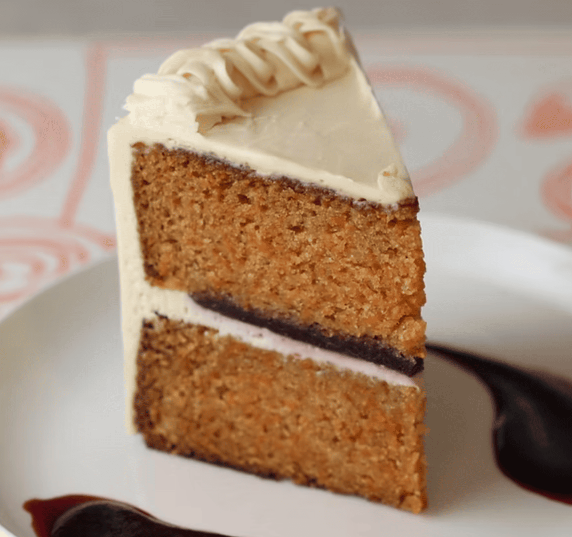 Pastel de zanahoria especiado con glaseado de queso crema y nueces.