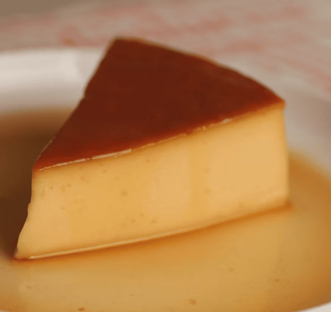 Postre peruano de crema volteada con caramelo dorado y textura suave.