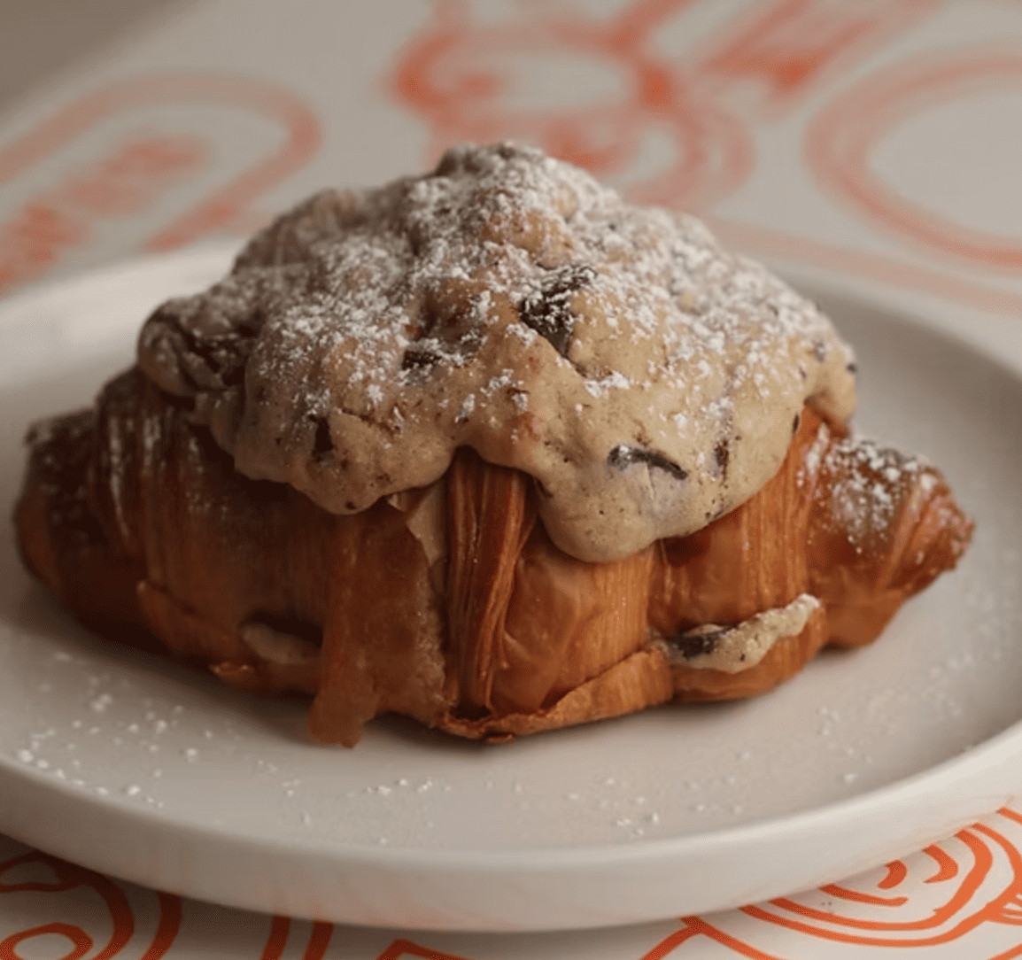 Crookie de chocochips, fusión de croissant y galleta con chocolate.
