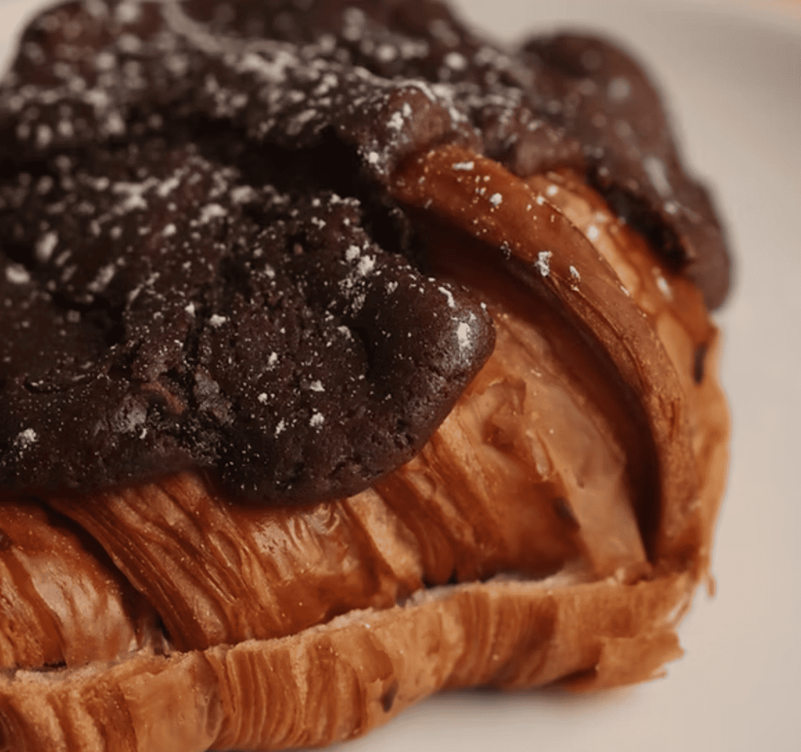 Crookie de doble chocolate con masa crujiente y relleno cremoso.