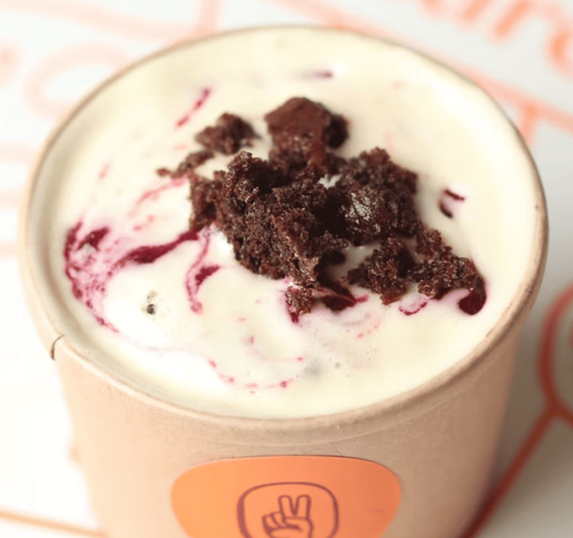 Tarrina de pastel Selva Negra con capas de chocolate, crema y cerezas.