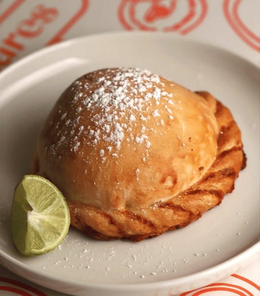 Empanada de carne mechada jugosa con especias, horneada en masa dorada y crujiente.