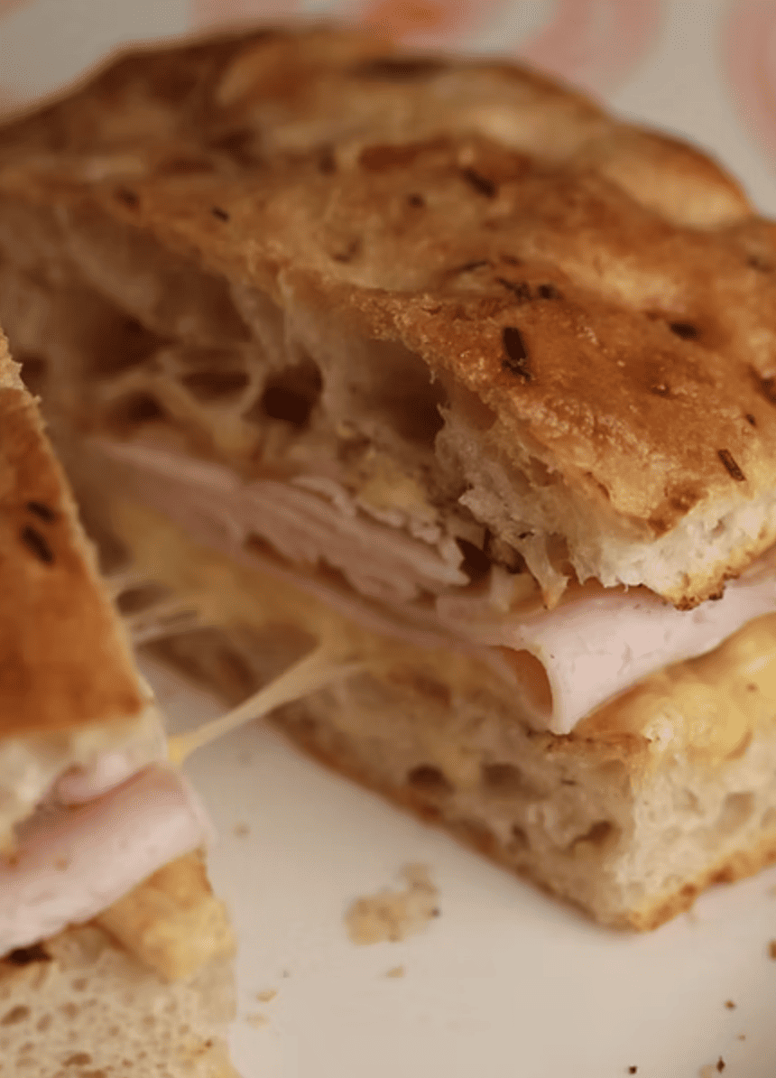 Focaccia con jamón ahumado, mermelada de piña, queso y mantequilla de hierbas.a
