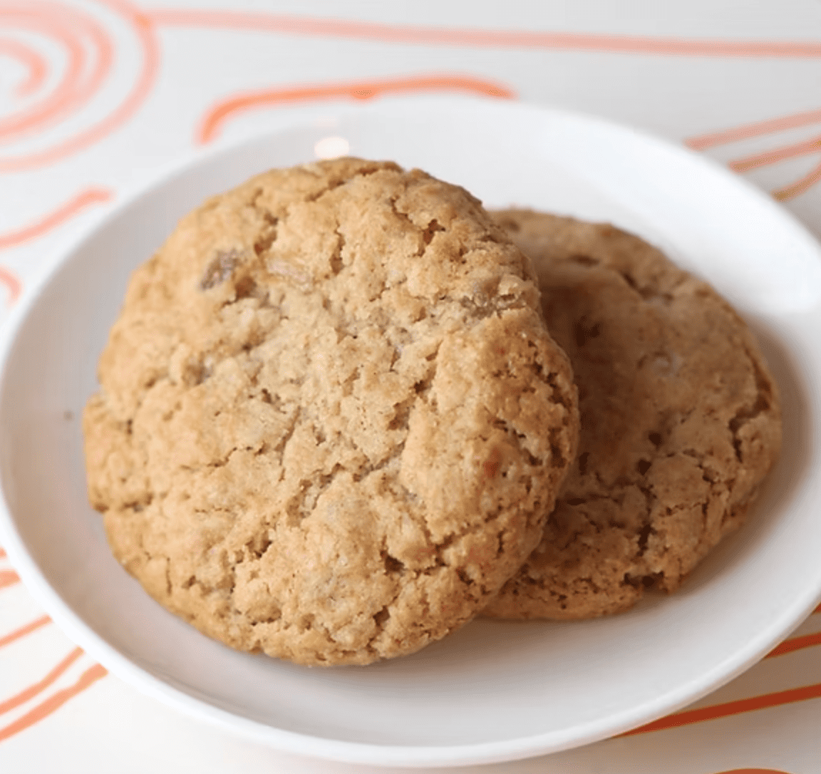 Galleta de avena con miel y textura masticable, perfecta para un antojo saludable.
