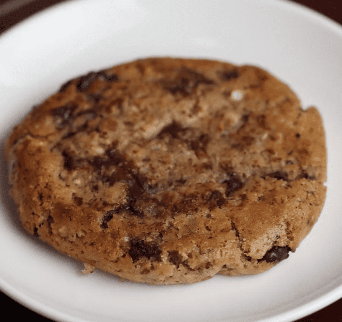 Galleta casera de vainilla con chips de chocolate crujientes.