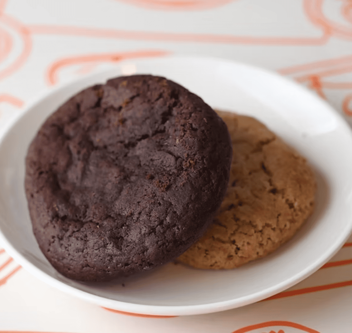 Galleta de chocolate con trozos extra de chocolate derretido.