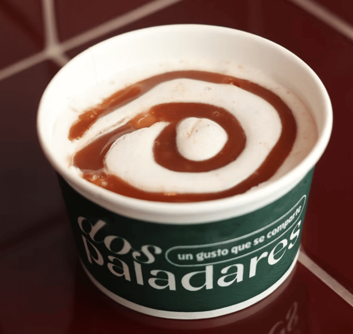 Helado de Banana Pudding con trozos de galleta y plátan