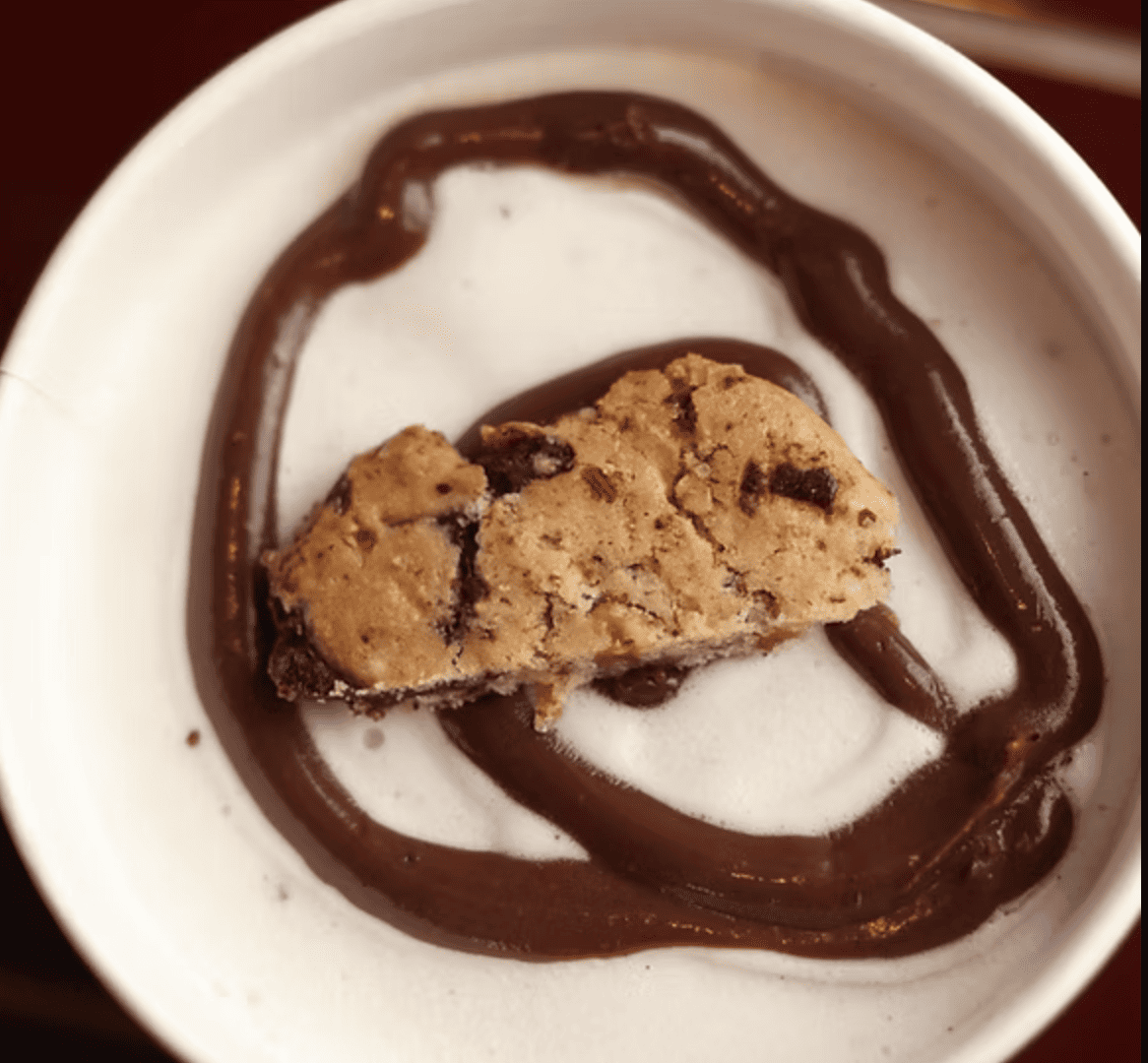 Helado artesanal de galleta Chocochips con trozos de chocolate