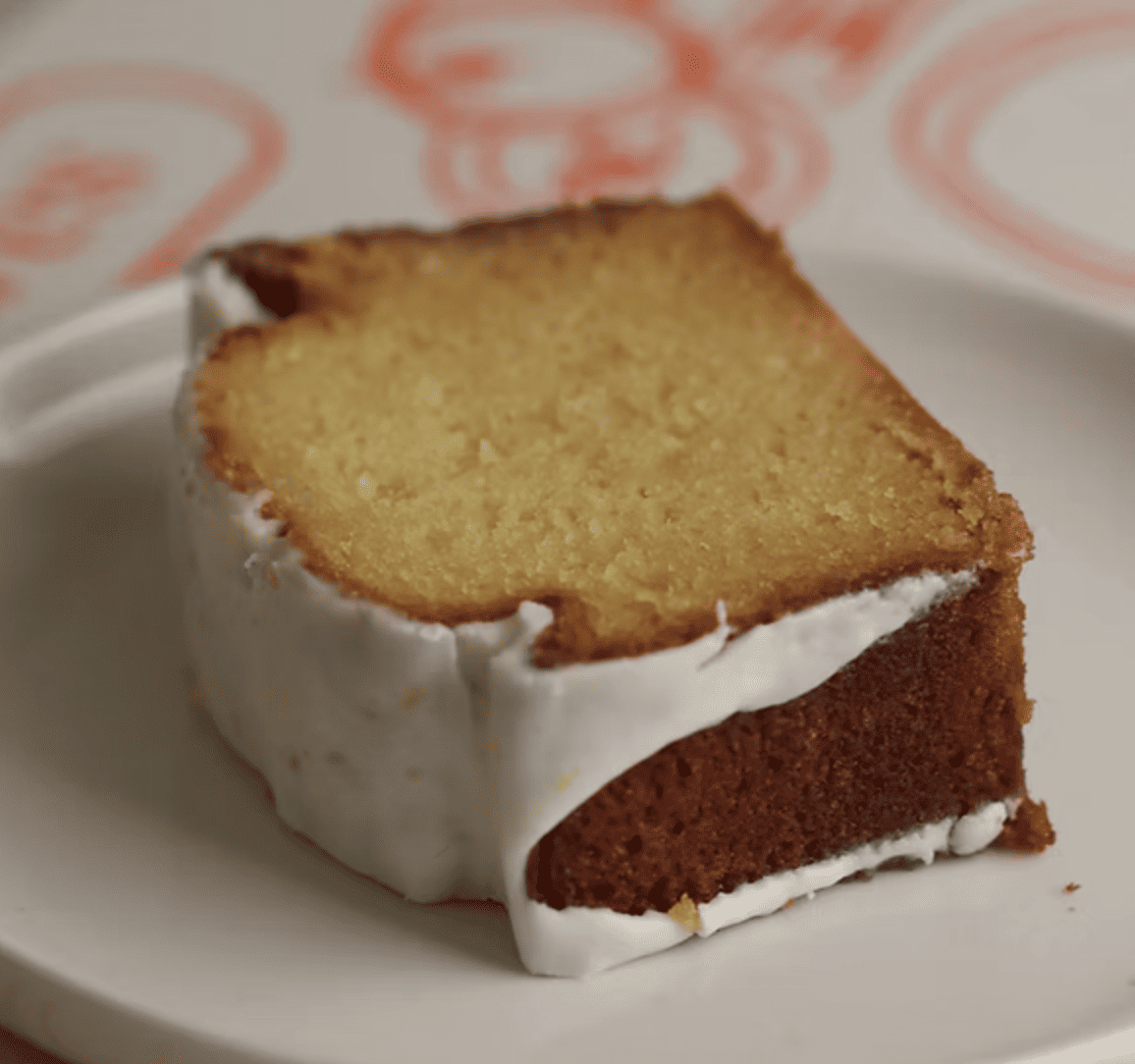 Trozo de keke de limón esponjoso con un toque cítrico refrescante.