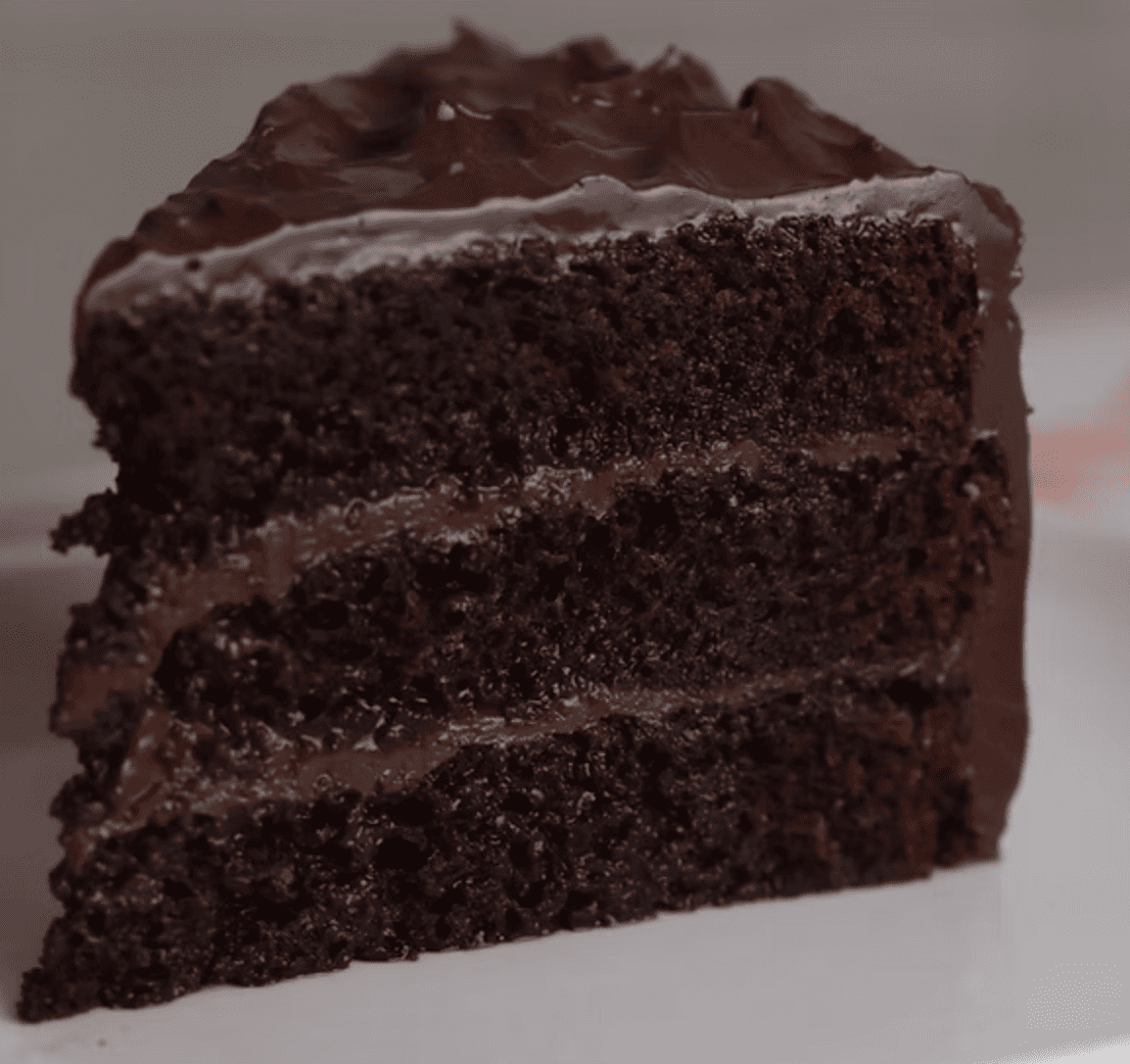 Torta de chocolate húmeda con ganache de chocolate oscuro.